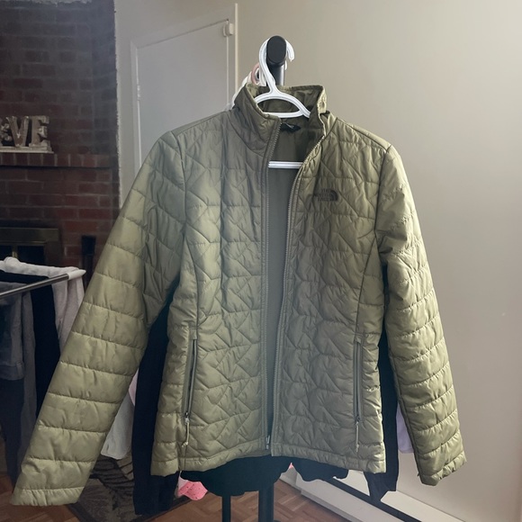 2-in-1 North Face Green Jacket - Picture 6 of 8